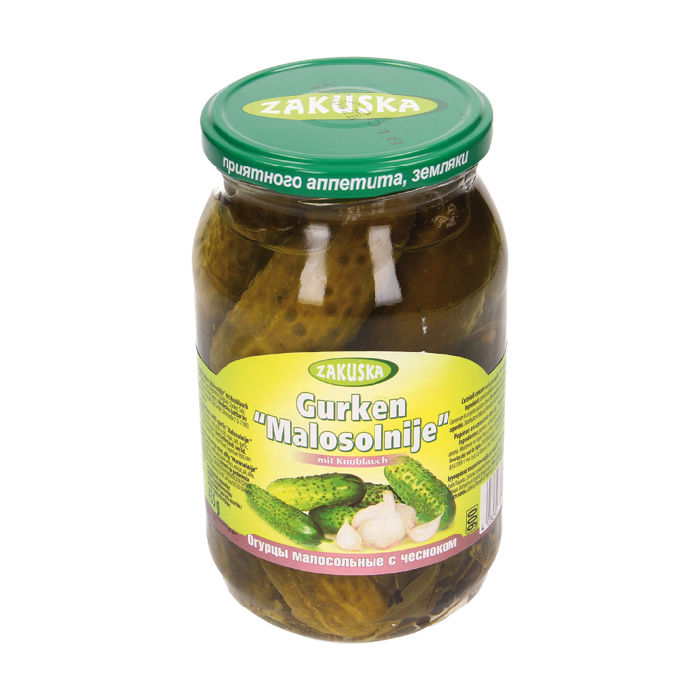 Ingelegde komkommers met knoflook