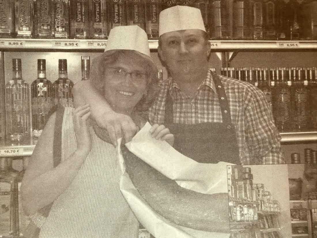 Krantenknipsel uit 2008: Maxim en Natalya achter de toonbank van de eerste winkel in Merksem.