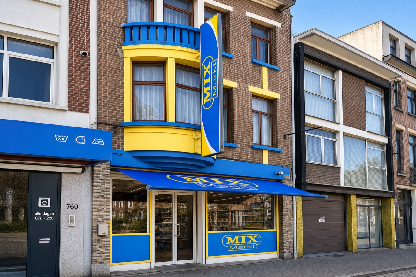 De winkel aan de Bredabaan 762 in Merksem: de blauwgele gevel met erker, de Mix Markt-vlag en de luifel boven de ingang.