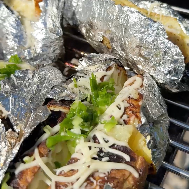 Grillaardappel met kaas, bereid door chef Vlad