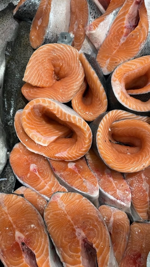 Verse zalmmoten aan onze viskraam