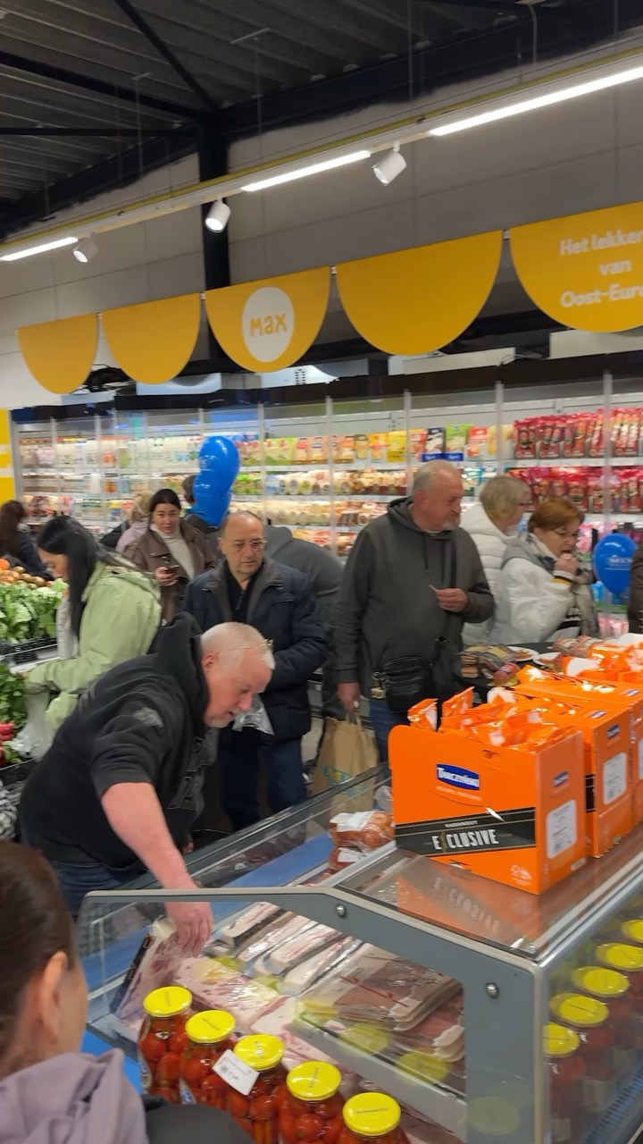Openingsdag van de nieuwe winkel in Merksem, 2025.